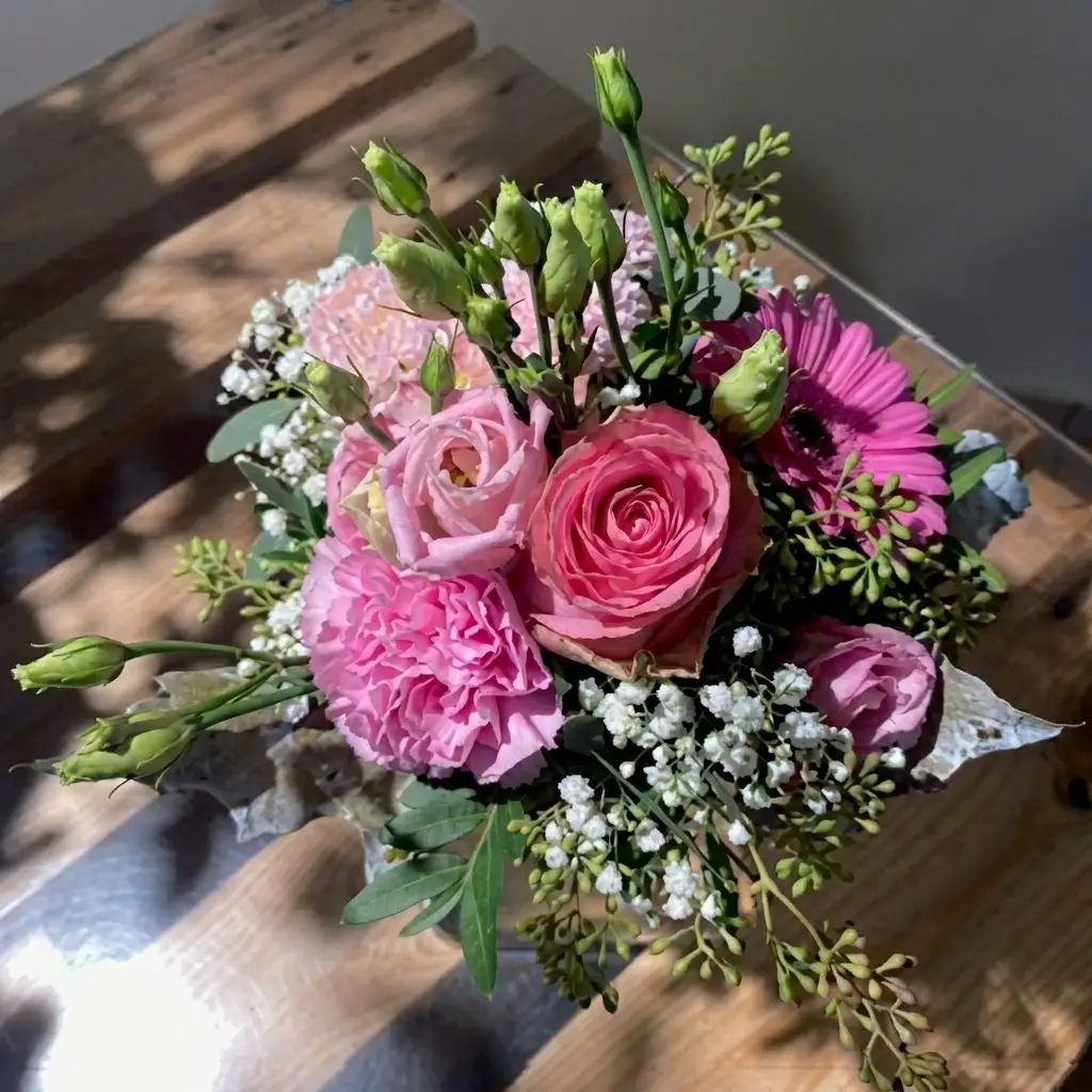 Blumenstrauß nach individuellen Wünschen auf dem Tisch