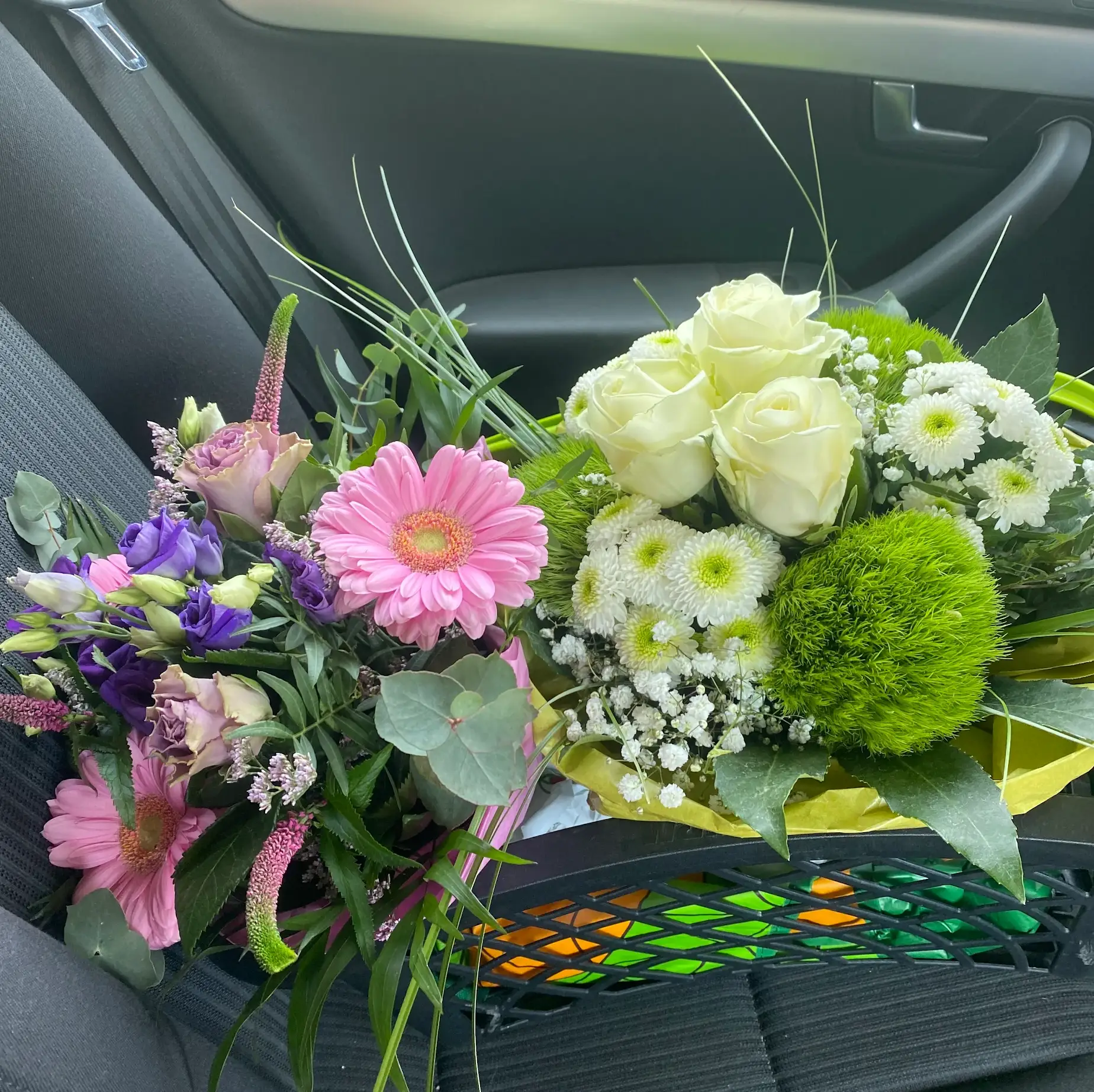 Blumenstrauß auf dem Beifahresitz
